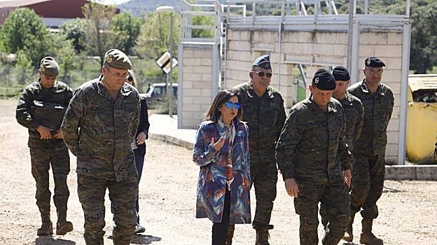 La ministra de defensa Margarita Robles visita la base Guzman El Bueno de Cerro Muriano