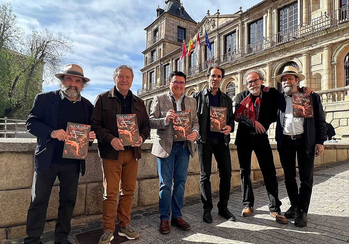 Teo García y Paco Plaza, junto a los actores y el director de La Zaranda