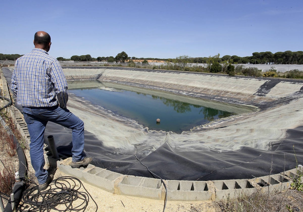 Un vecino mira las escasas reservas de agua
