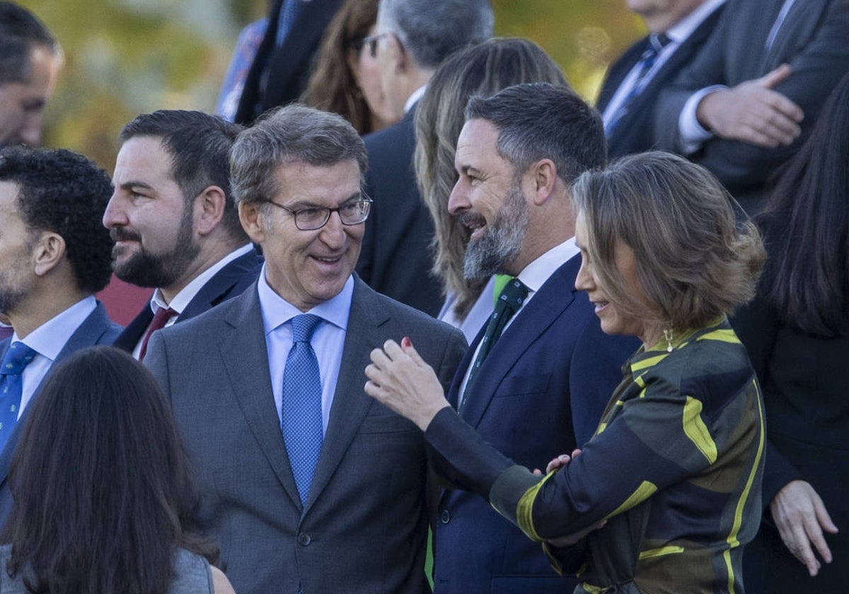 Alberto Núñez Feijóo, Santiago Abascal y Cuca Gamarra, en 2022, durante el desfile militar por la festividad del 12 de Octubre