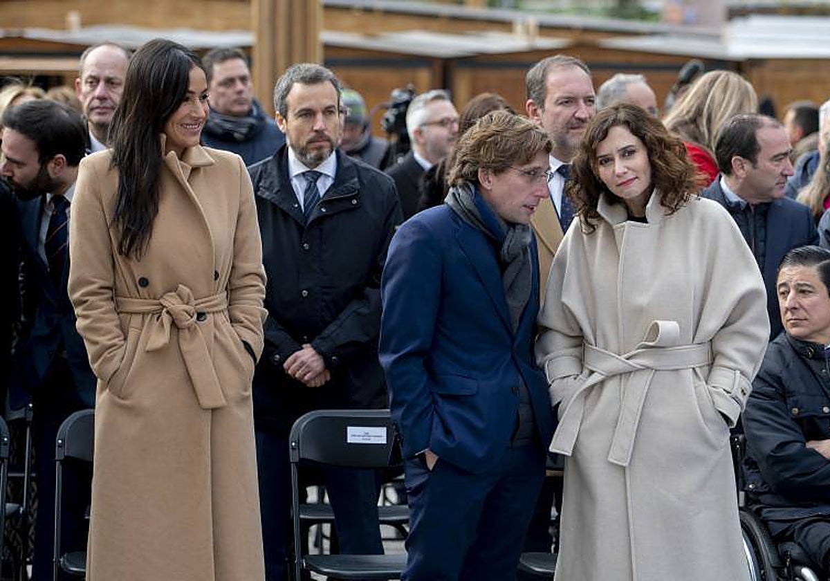Almeida charla con Ayuso en presencia de Begoña Villacís