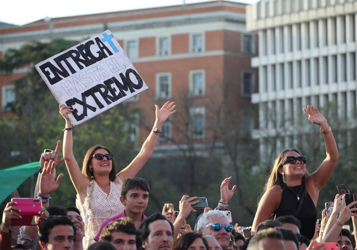 Asistentes al concierto en la Plaza de Cibeles