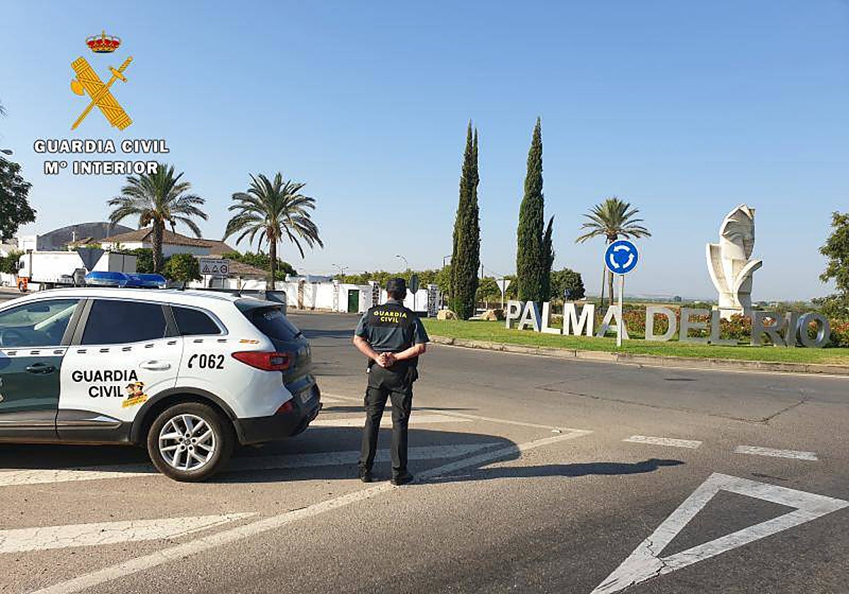 Agente de la Guardia Civil en la entrada a Palma del Río en una imagen de archivo