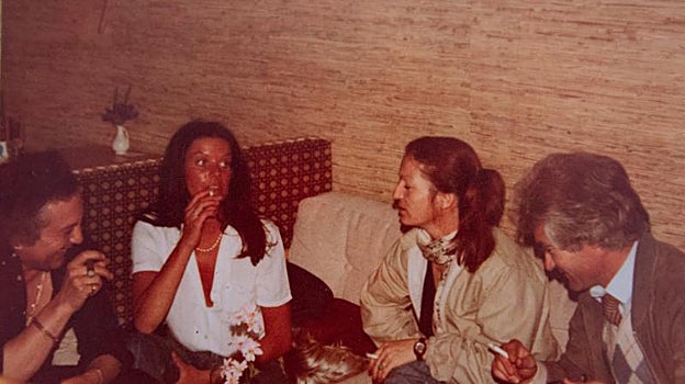 Los padres de Elvira (derecha), junto a Denis (izquierda), a quien tratan de localizar los hermanos