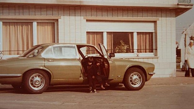 Ramón y Ricard, hermanos de Elvira, en el Jaguar verde de sus padres