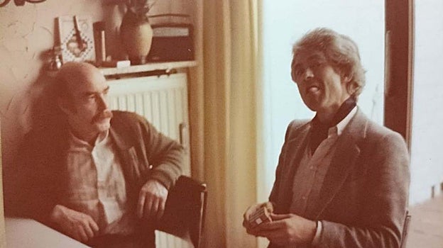 Elvira trata de identificar al hombre que aparece a la izquierda de su padre, en una fotografía que se reveló en Bélgica en mayo de 1982