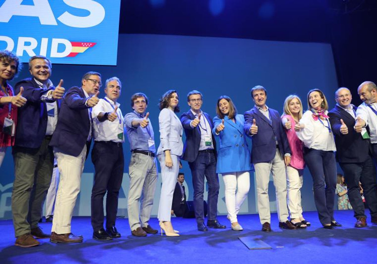 Inmaculada Sanz (a la derecha, de rosa), junto a Feijóo, Ayuso y Almeida y otros miembros del PP en la convención en la que fue nombrada vicesecretaria sectorial del nuevo Partido Popular de Madrid