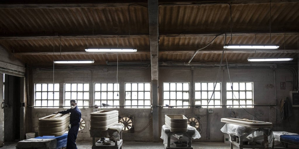 El pueblo del que salen ataúdes para toda España: «Mi hijo nació en una caja»