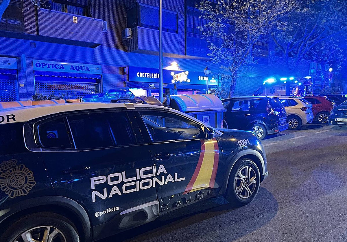 Agentes de la Policía Nacional, frente al local de copas en el que se produjo la agresión