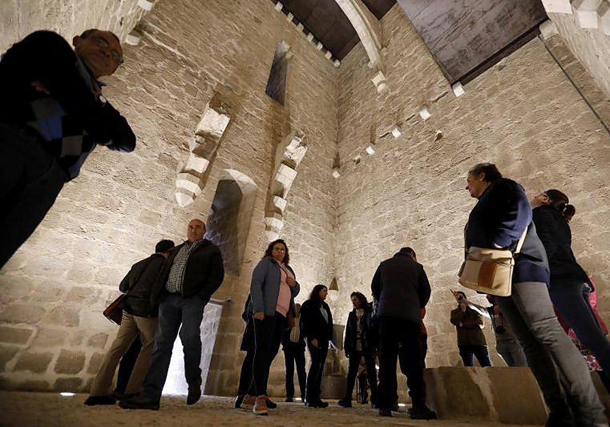 Grupo de visitantes en el interior del Castillo de Belalcázar tras su apertura