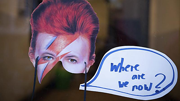 Imagen de una pegatina con la foto de David Bowie y el mensaje «¿Dónde estamos ahora?», pegada por un fan en el portal de su antigua residencia en Berlín, el 12 de enero de 2016, poco después de fallecer el cantante británico a los 69 años