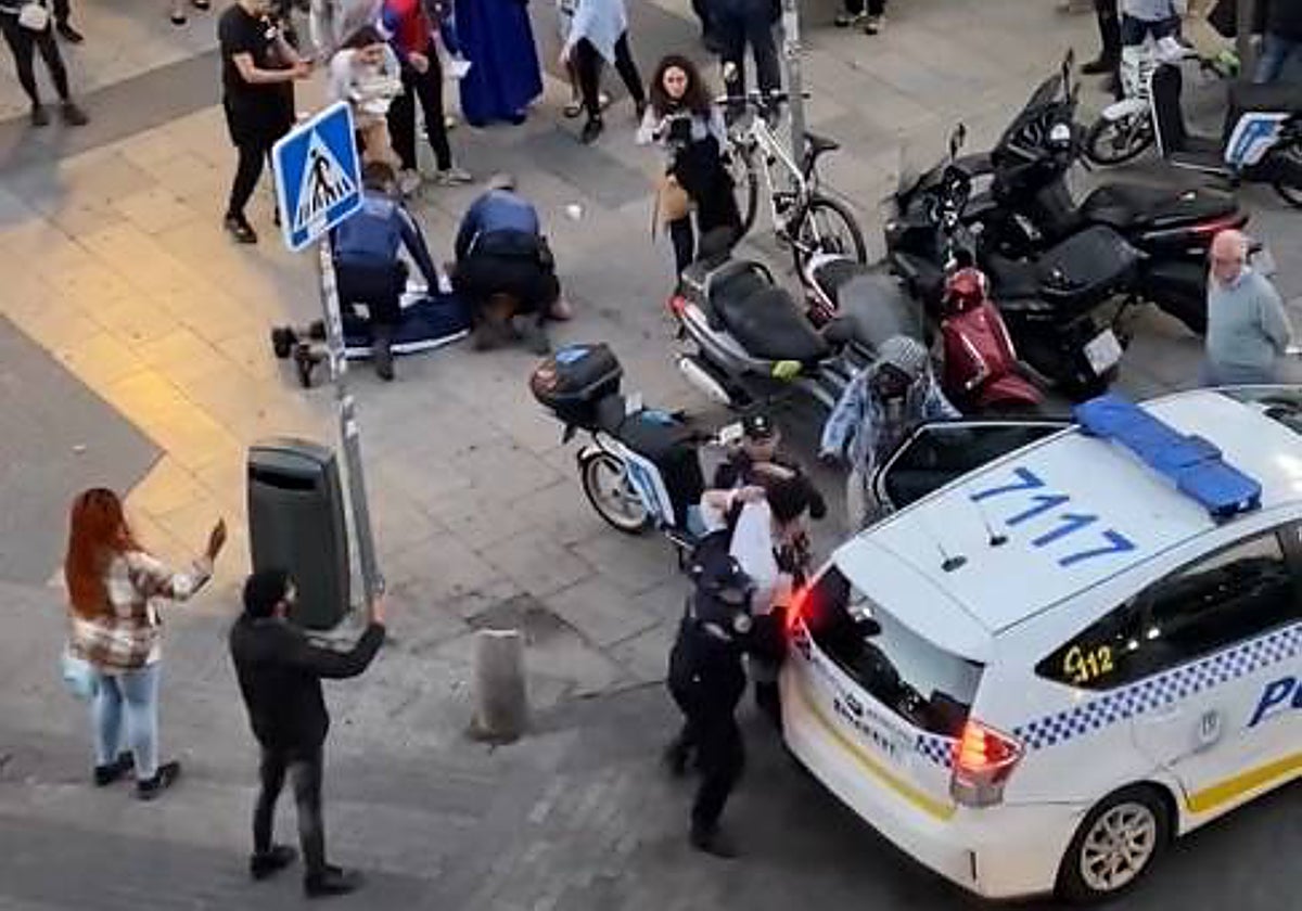 Intervención policial tras la reyerta en la plaza de Lavapiés, este sábado
