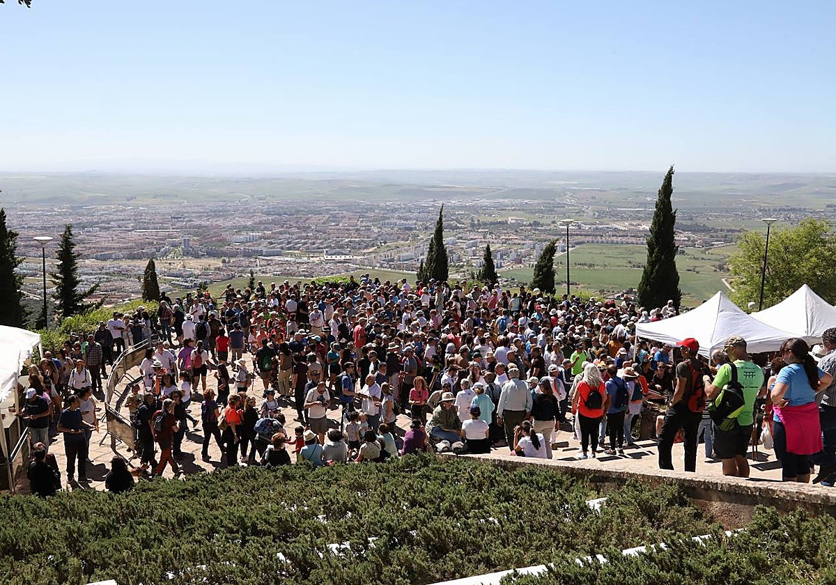 Aspecto concurrido que han presentado las Ermitas para las habas