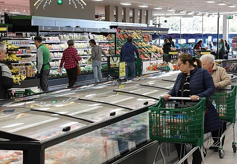 Clientes en un supermercado de la capital cordobesa