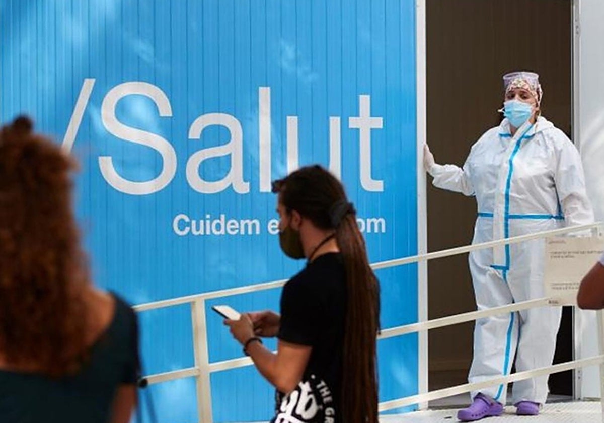 Personal sanitario en un centro de atención primaria de Barcelona durante la pandemia con los carteles solo en catalán