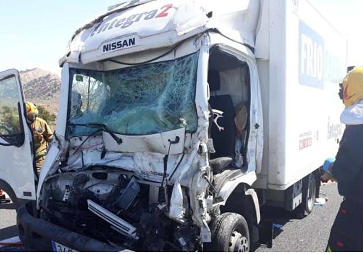 Dos muertos y cinco heridos tras el choque entre un camión y dos coches ...