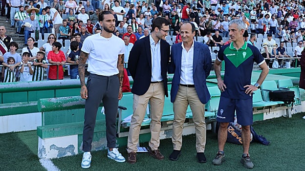Gudelj junto a los cardiólogos José Segura y José Segura Jr y el médico José Miguel Bretones