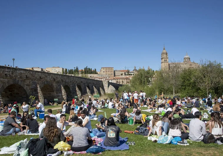 Salamanca vuelve al césped para celebrar un soleado Lunes de Aguas