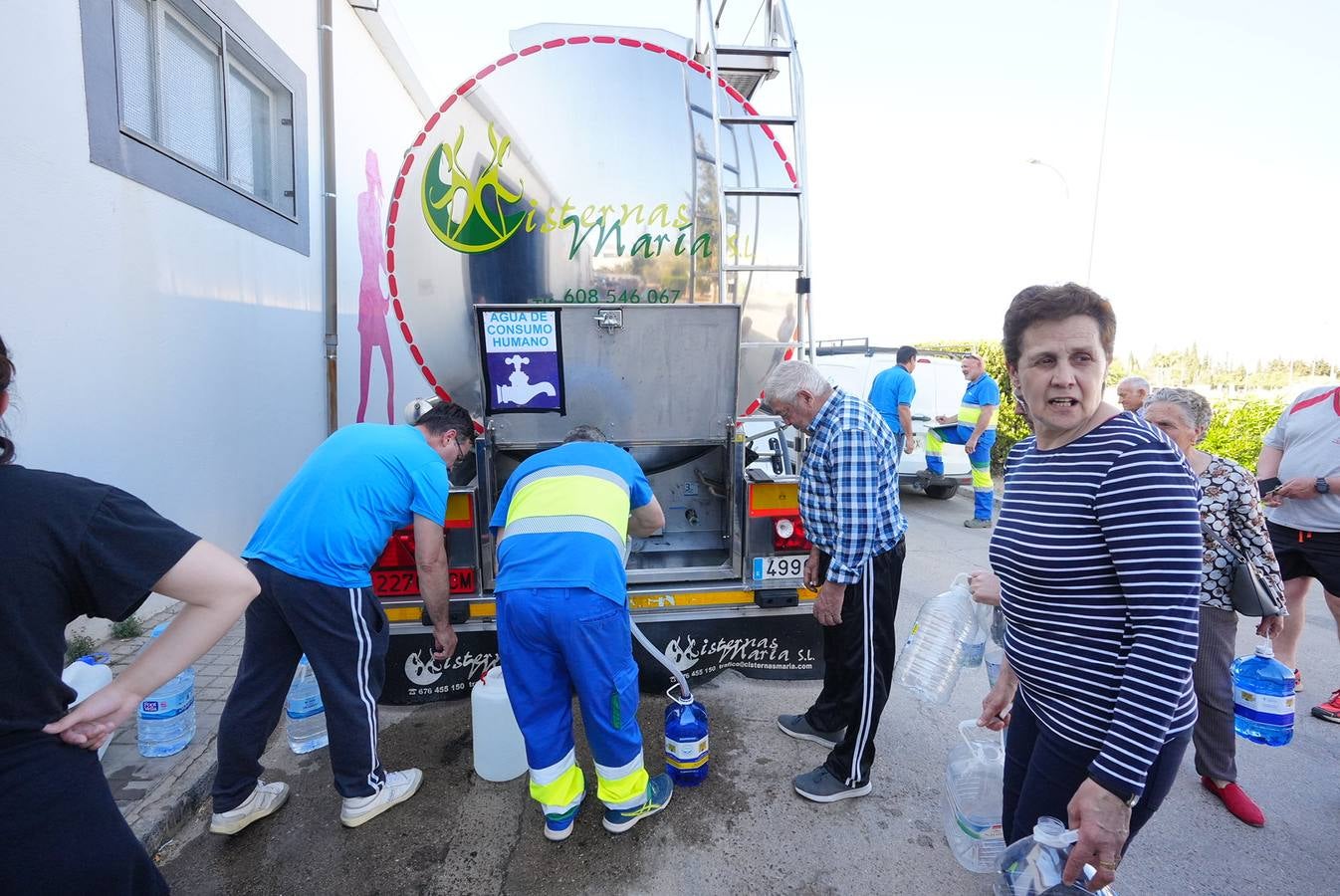 El reparto de agua en Pozoblanco, en imágenes