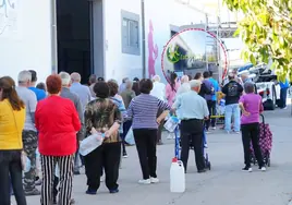 Colas de vecinos en Pozoblanco para ser los primeros en recibir agua potable