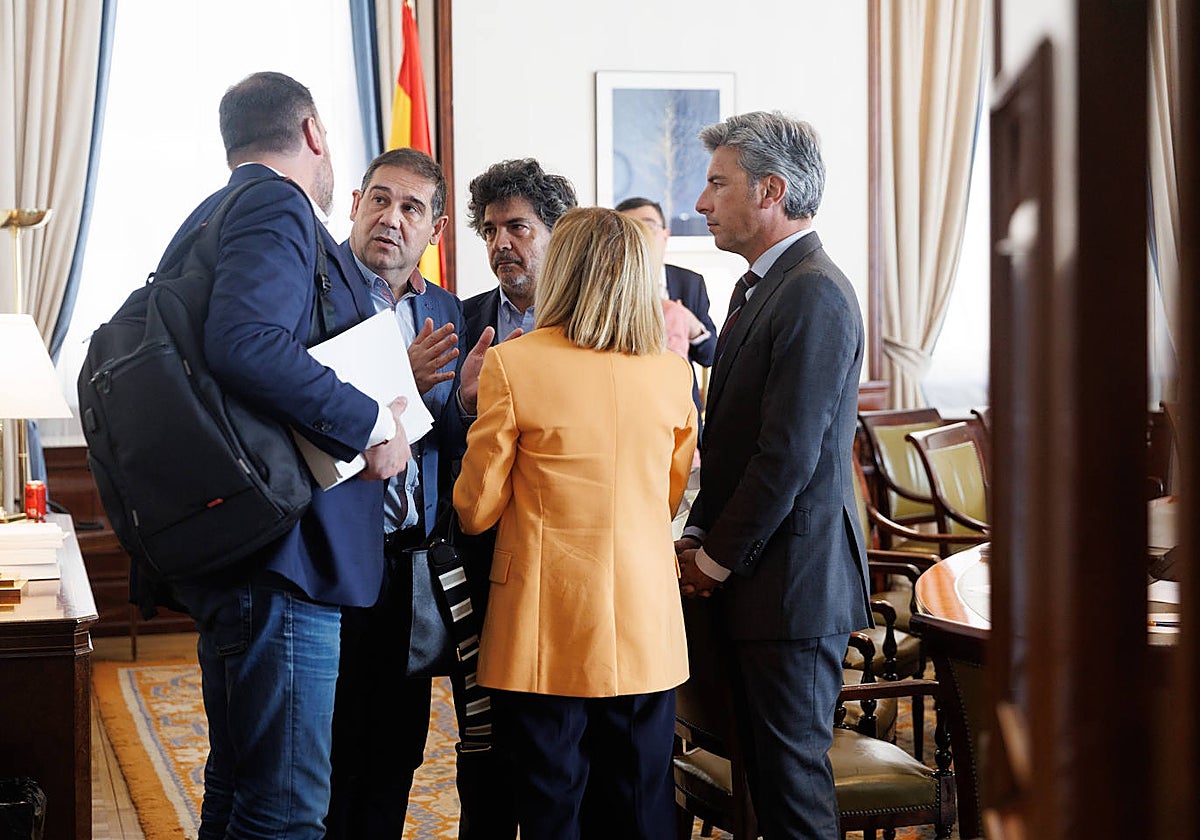 Varios diputados conversan a la salida de la ponencia de la ley de vivienda, este martes