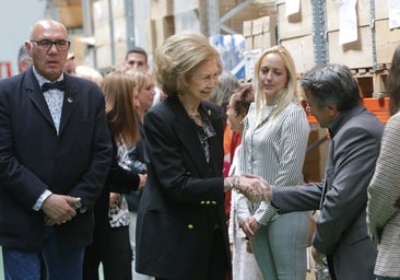 La Reina Doña Sofía se interesa por el reparto del Banco de Alimentos en zonas despobladas