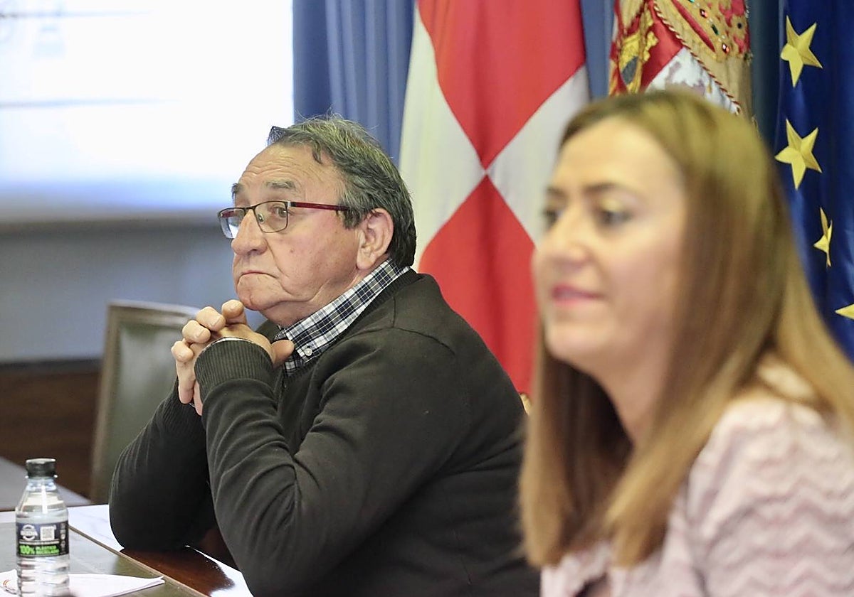 La delegada del Gobierno, Virginia Barcones, comparece junto al alcalde de Villalar para explicar el dispositivo de seguridad en la campa de cara al Día de la Comunidad