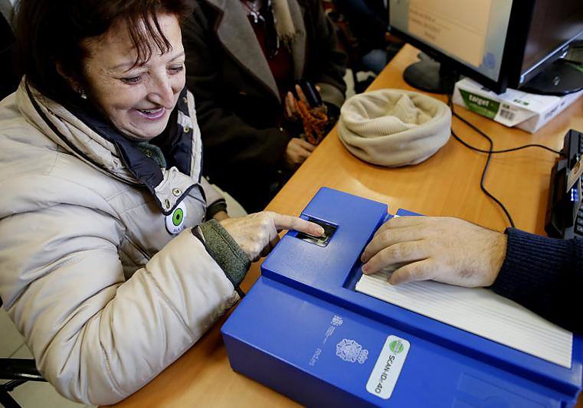 Una señora, renovándose el DNI en una imagen de archivo
