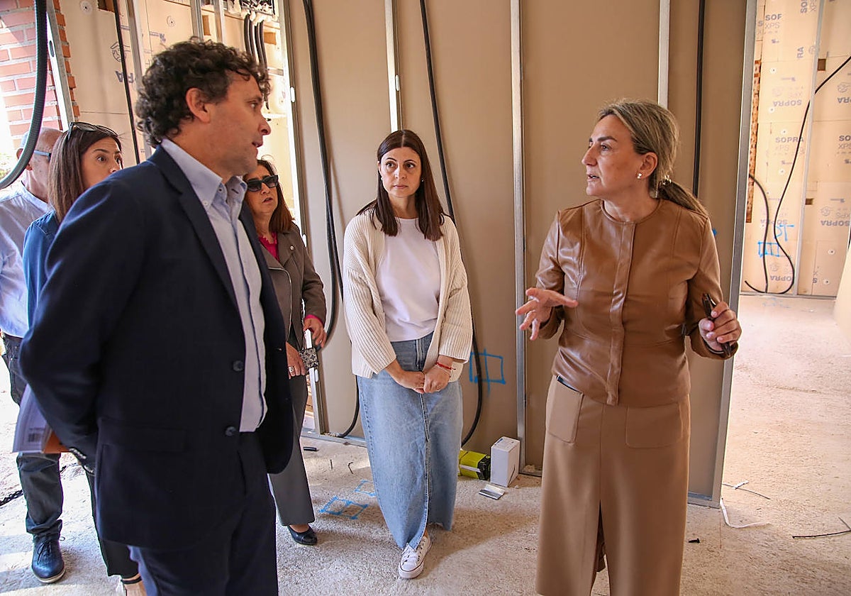 Tolón con responsables de Apace durante su visita a las instalaciones de la asociación