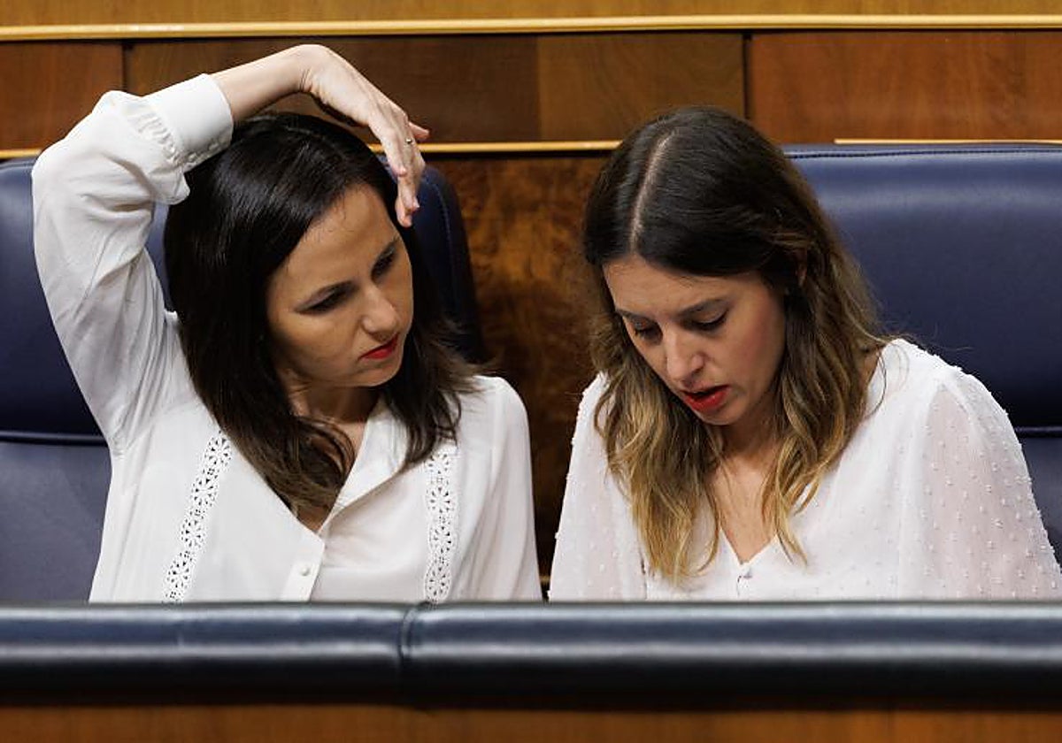 La secretaria general de Podemos y ministra de Derechos Sociales y Agenda 2030, Ione Belarra (i) y la ministra de Igualdad, Irene Montero (d), durante una sesión plenaria en el Congreso de los Diputados, a 19 de abril de 2023, en Madrid (España)