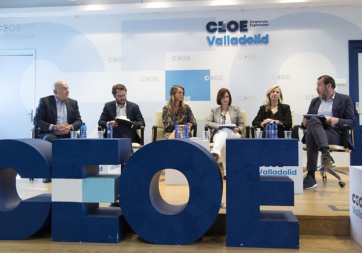 La presidenta de CEOE Valladolid, en el centro, con los cinco candidatos a la Alcaldía