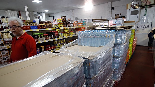 El supermercado la 'La Trastienda', en Belmez, sin garrafas de agua y sólo con botellas de 1,5 litros