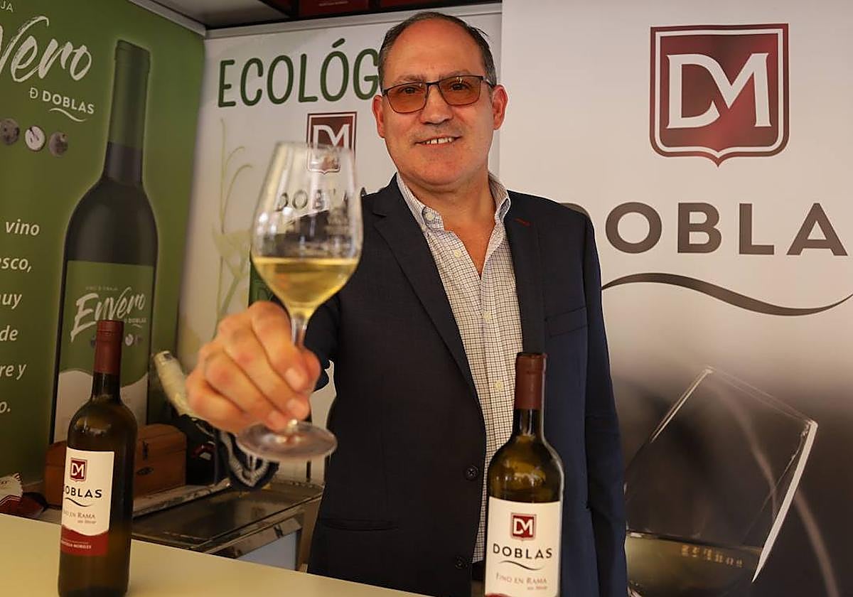 Antonio Doblas, gerente de Bodegas Doblas, muestra uno de sus caldos en la Cata