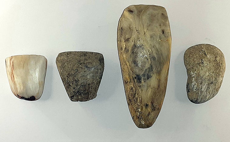 Imagen principal - Hachas pulimentadas prehistóricas; restos óseos de animales de la época visigoda, y ajuar de enterramiento