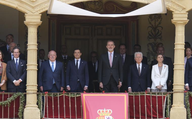 Imagen principal - Vivas al Rey y a España en «una visita histórica» de Felipe VI a Ronda