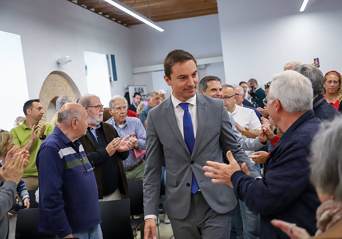 Juan Lobato, junto al alcalde de Alcalá de Henares, Javier Rodríguez, a su llegada a un acto de precampaña en esta localidad