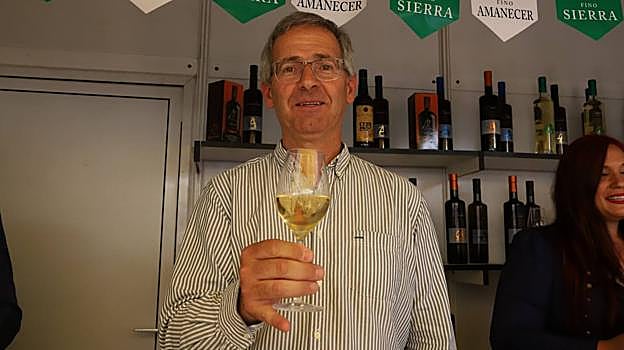 Antonio López, presidente de cooperativa La Aurora, este miércoles mostrando uno de sus vinos