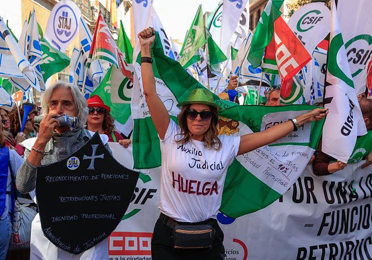 Manifestantes en la marcha de funcionarios de Justicia convocada este miércoles en Madrid