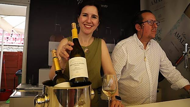 Adela Cordoba, responsable de Marketing del grupo Pérez Barquero, muestra uno de sus vinos