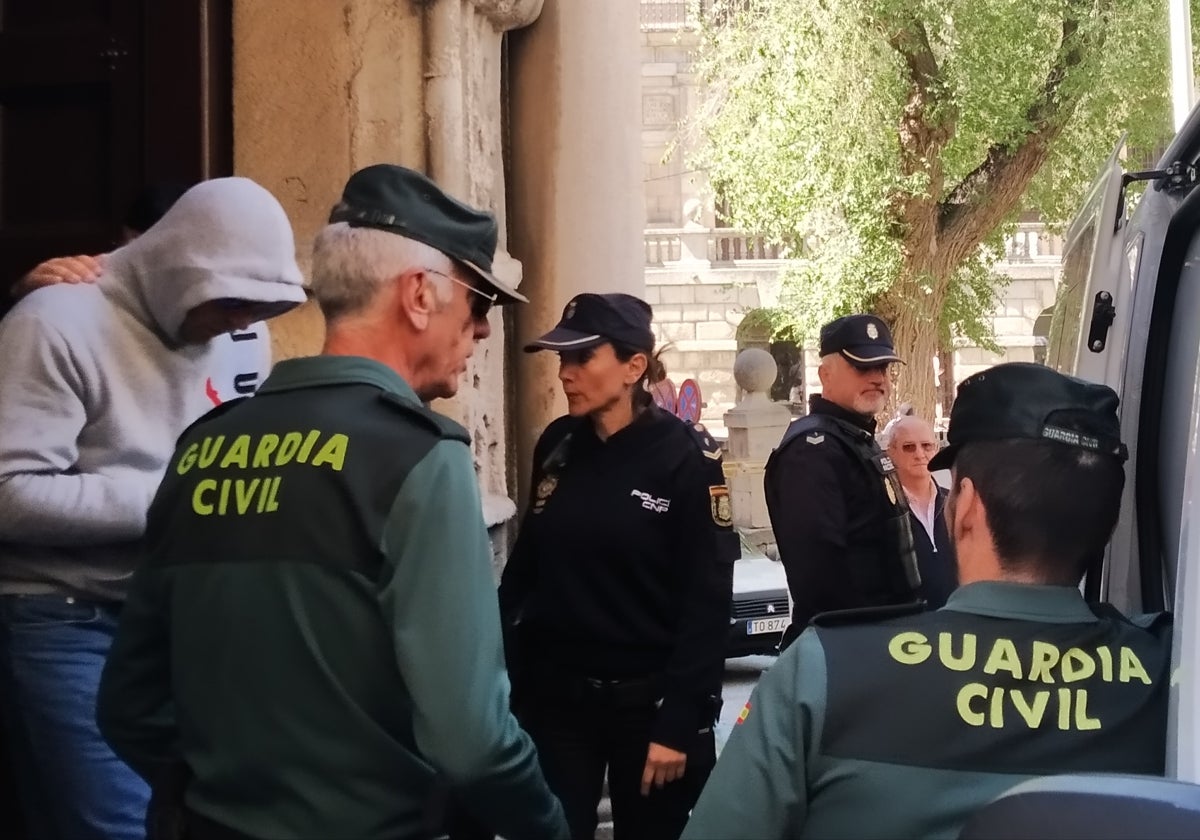 David, a la izquierda, sale de la Audiencia de Toledo este miércoles tras concluir la tercera jornada del juicio