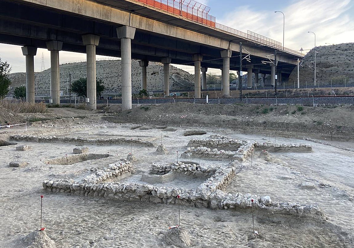 Restos del edificio y camino romanos hallados durante las obras del AVE en las terrazas del Manzanares