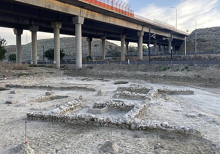 Hallan tumbas de la Edad de Bronce y un edificio romano durante las obras del AVE en las terrazas del Manzanares