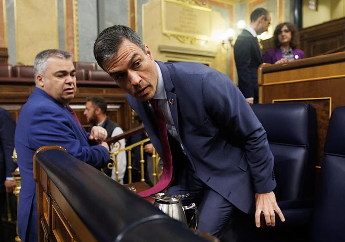 El secretario de organización del PSOE, Santos Cerdán (i) y el presidente del Gobierno, Pedro Sánchez (d), en el Congreso