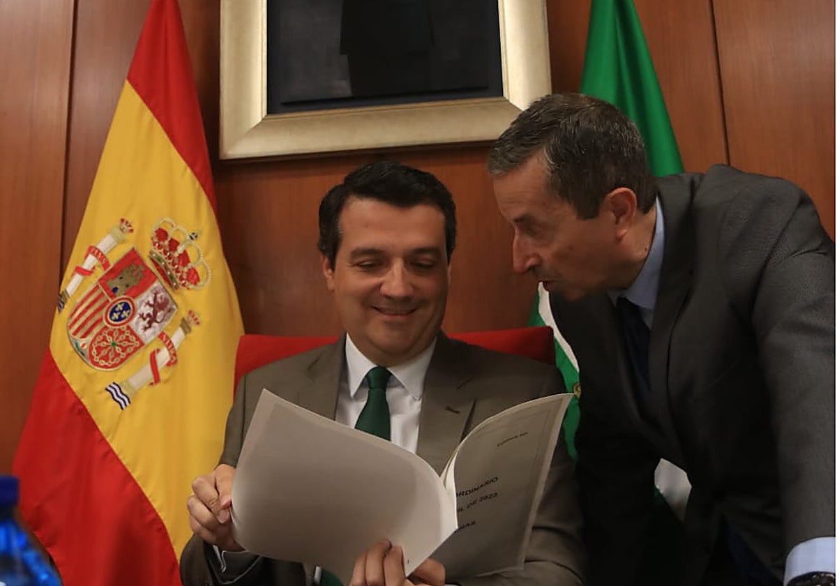 El alcalde, junto al secretario del Pleno