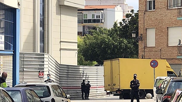 La Policía custodia el camión donde fue asesinado el vendedor ambulante