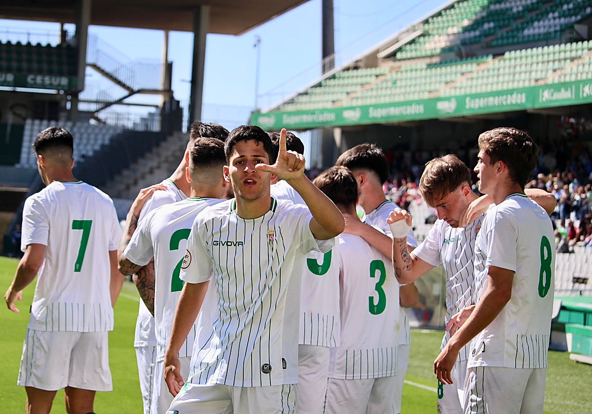 Los jugadores del Córdoba B celebran un gol en El Arcángel esta temporada