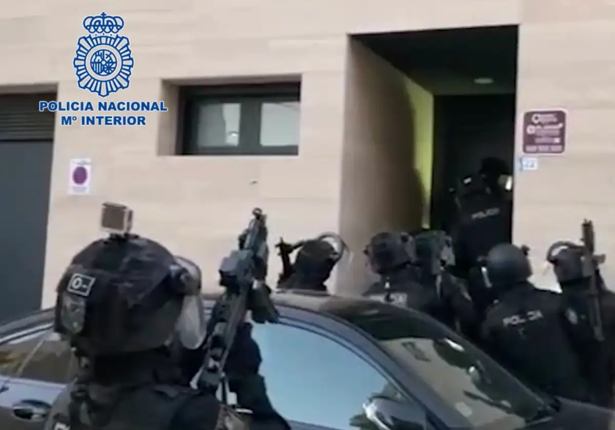 Unidades especializadas de la Policía Nacional entraron en los domicilios de la banda.