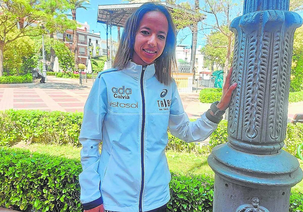 Fátima Ouhaddour posa para ABC en una plaza de Aguilar