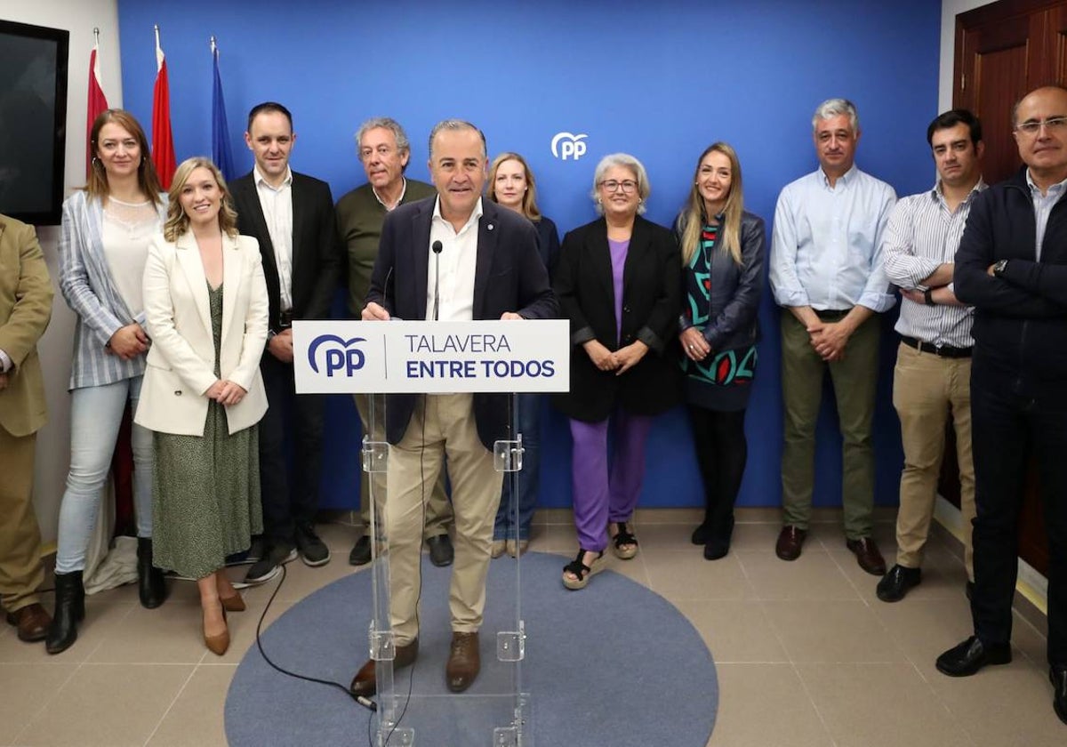 Gregorio en rueda de prensa con integrantes de la candidatura del PP de Talavera
