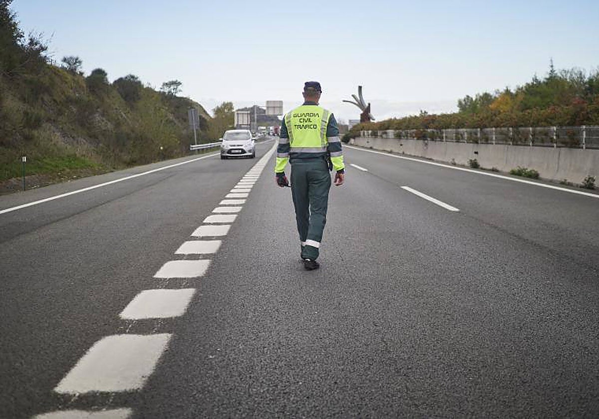 La Guardia Civil encontró al conductor recostado en el asiento delantero, muy pálido y desorientado